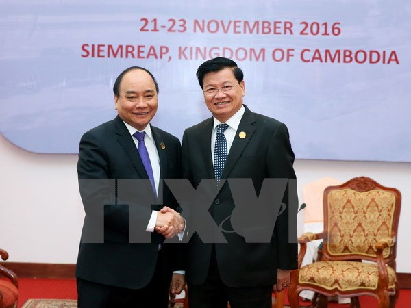 Le Premier ministre Nguyen Xuan Phuc rencontre son homologue laotien ảnh 1 Le Premier ministre Nguyen Xuan Phuc rencontre son homologue laotien ảnh 1