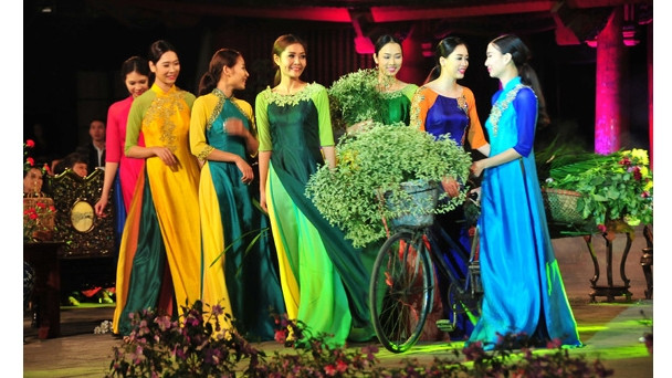 Les habits typiques des femmes Kinh au Nord du Vietnam ảnh 1