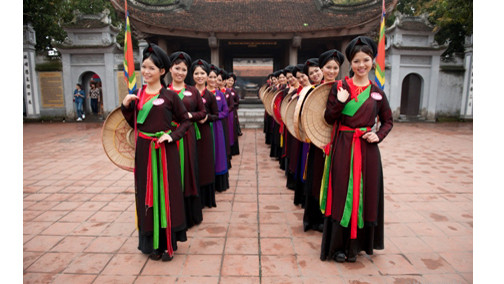 Les habits typiques des femmes Kinh au Nord du Vietnam ảnh 2