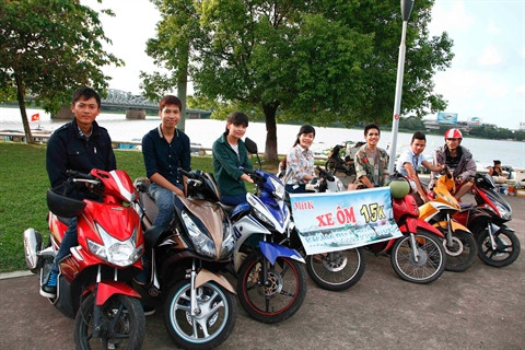 Des mototaxis-étudiants à 15.000 dôngs la course à Huê ảnh 1 Des mototaxis-étudiants à 15.000 dôngs la course à Huê ảnh 1