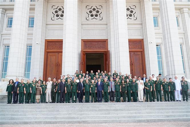 Les dirigeants lao reconnaissent les sacrifices des soldats et experts volontaires vietnamiens ảnh 1