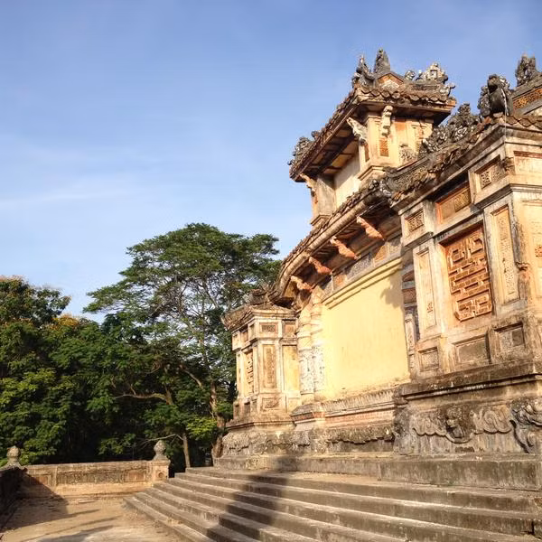 Restauration de Bia Quoc Hoc à Hue ảnh 1