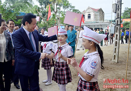 Des dirigeants à la Journée de la Grande union nationale à Son La et à Nghê An ảnh 2 Des dirigeants à la Journée de la Grande union nationale à Son La et à Nghê An ảnh 2