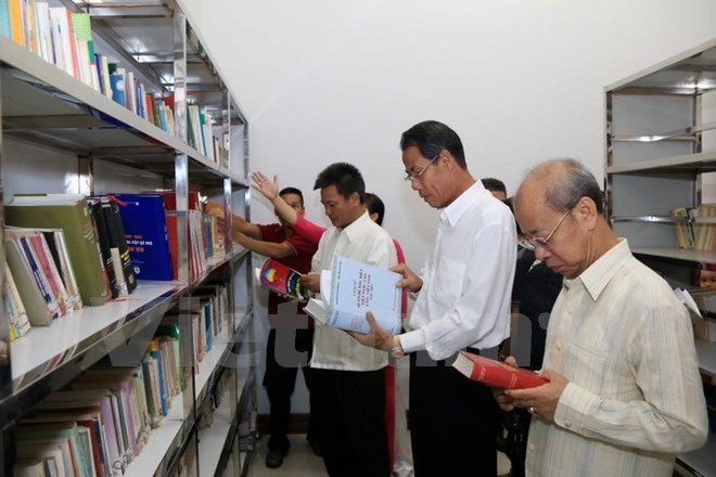 Ouverture d'une bibliothèque au siège de l’Association générale des Vietnamiens du Laos ảnh 1 Ouverture d'une bibliothèque au siège de l’Association générale des Vietnamiens du Laos ảnh 1