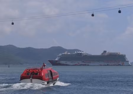 2.000 croisiéristes étrangers visitent la baie de Nha Trang ảnh 1