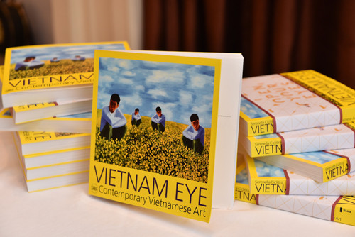 Publication du livre de photos "L’art contemporain du Vietnam" ảnh 1 Publication du livre de photos "L’art contemporain du Vietnam" ảnh 1
