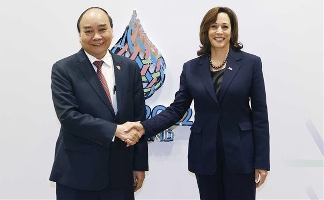 Le président Nguyên Xuân Phuc rencontre la vice-présidente américaine Kamala Harris à Bangkok ảnh 1 Le président Nguyên Xuân Phuc rencontre la vice-présidente américaine Kamala Harris à Bangkok ảnh 1