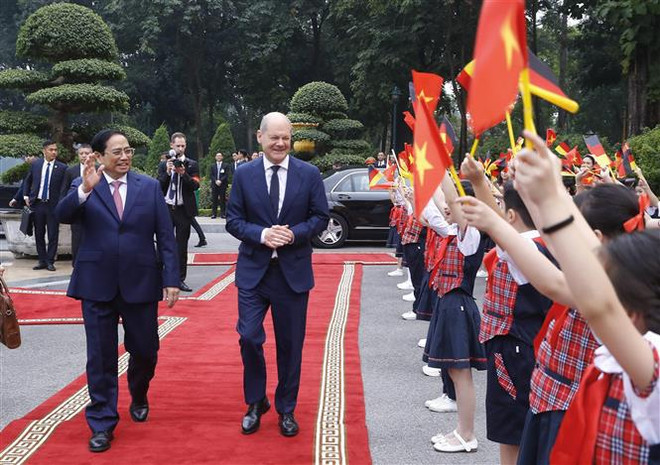 Cérémonie d’accueil officielle du chancelier allemand ảnh 1 Cérémonie d’accueil officielle du chancelier allemand ảnh 1