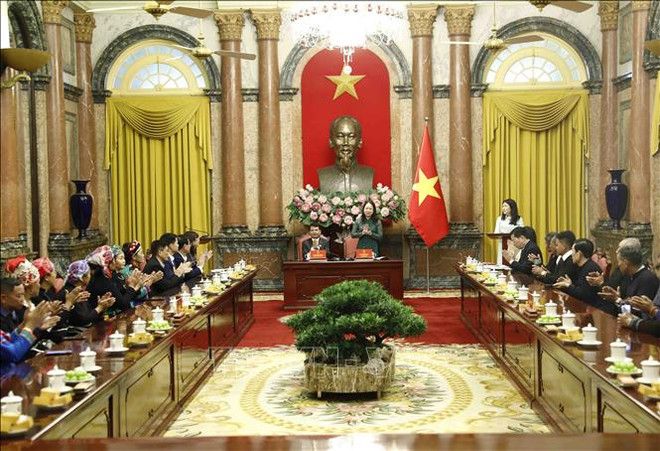 La vice-présidente rencontre des personnalités de Lao Cai originaires d'ethnies minoritaires ảnh 1 La vice-présidente rencontre des personnalités de Lao Cai originaires d'ethnies minoritaires ảnh 1