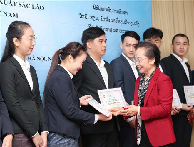 L’Association d’encouragement aux études du Vietnam remet 200 bourses aux étudiants lao ảnh 1 L’Association d’encouragement aux études du Vietnam remet 200 bourses aux étudiants lao ảnh 1