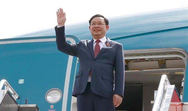Le président de l'AN Vuong Dinh Huê entame une visite officielle aux Philippines ảnh 1 Le président de l'AN Vuong Dinh Huê entame une visite officielle aux Philippines ảnh 1
