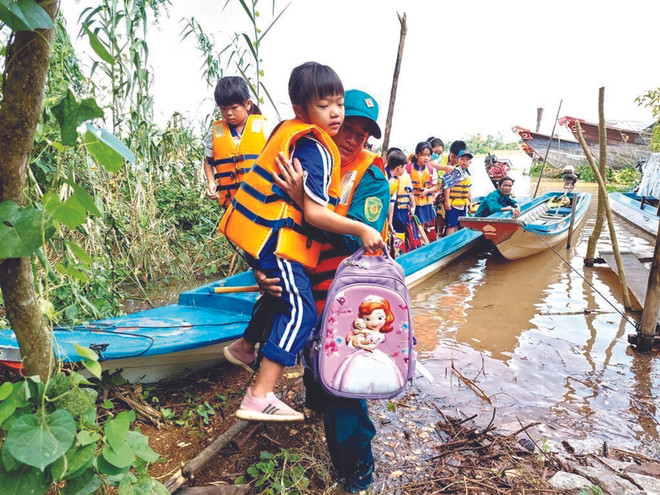 À An Giang, les crues n’arrêtent pas les élèves ! ảnh 1 À An Giang, les crues n’arrêtent pas les élèves ! ảnh 1