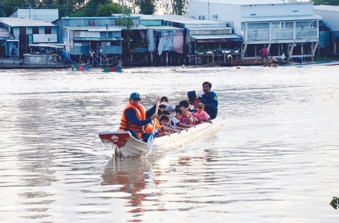 À An Giang, les crues n’arrêtent pas les élèves ! ảnh 2 À An Giang, les crues n’arrêtent pas les élèves ! ảnh 2