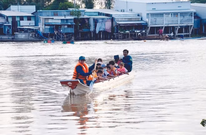 À An Giang, les crues n’arrêtent pas les élèves ! ảnh 2