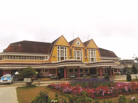 Le tourisme va bon train dans la gare la plus ancienne du Vietnam ảnh 1