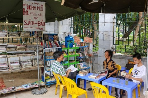 Une petite librairie gratuite pour les passants à Hanoï ảnh 2 Une petite librairie gratuite pour les passants à Hanoï ảnh 2