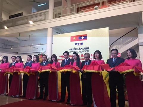 Expo : une centaine de photos sur l’amitié Vietnam - Laos ảnh 1 Expo : une centaine de photos sur l’amitié Vietnam - Laos ảnh 1
