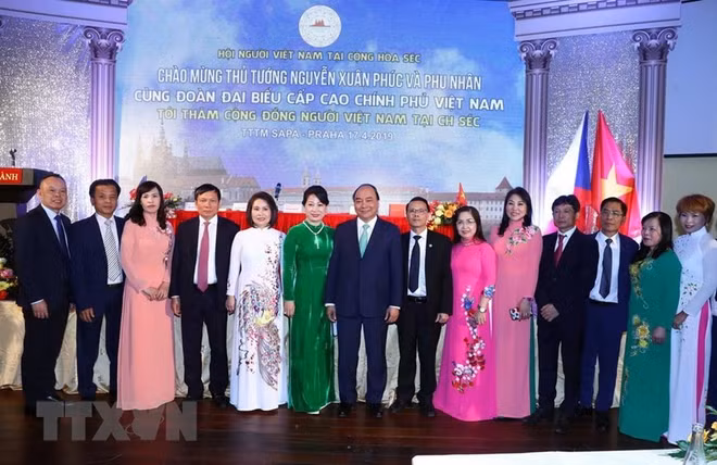 Le PM Nguyên Xuân Phuc salue la communauté vietnamienne en République tchèque ảnh 1