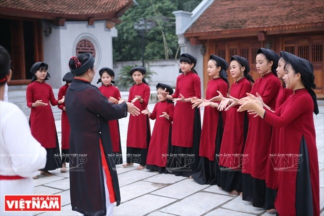 Le chant printanier dans le vent à la fête des temples des rois Hùng ảnh 1 Le chant printanier dans le vent à la fête des temples des rois Hùng ảnh 1