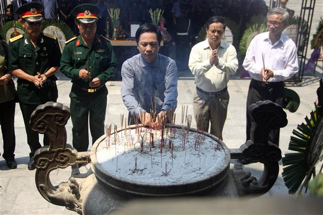 Les dirigeants rendent hommage au lieutenant-général Dông Sy Nguyên ảnh 3 Les dirigeants rendent hommage au lieutenant-général Dông Sy Nguyên ảnh 3