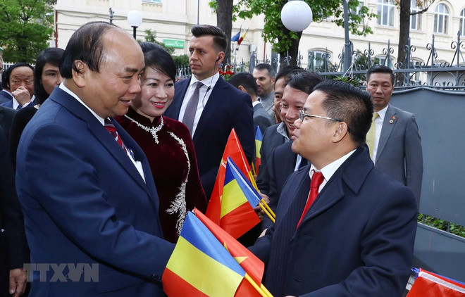 Le PM Nguyên Xuân Phuc rencontre la communauté des Vietnamiens en Roumanie ảnh 1 Le PM Nguyên Xuân Phuc rencontre la communauté des Vietnamiens en Roumanie ảnh 1