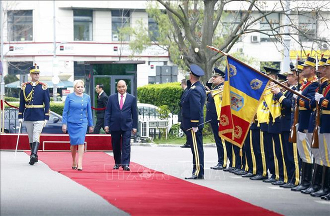 Cérémonie d'accueil officielle du PM Nguyên Xuân Phuc en Roumanie ảnh 1 Cérémonie d'accueil officielle du PM Nguyên Xuân Phuc en Roumanie ảnh 1