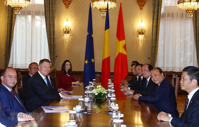 Le PM Nguyen Xuan Phuc rencontre des dirigeants roumains ảnh 1 Le PM Nguyen Xuan Phuc rencontre des dirigeants roumains ảnh 1