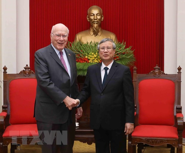 Un dirigeant du Parti se félicite de la visite des sénateurs américains ảnh 1 Un dirigeant du Parti se félicite de la visite des sénateurs américains ảnh 1