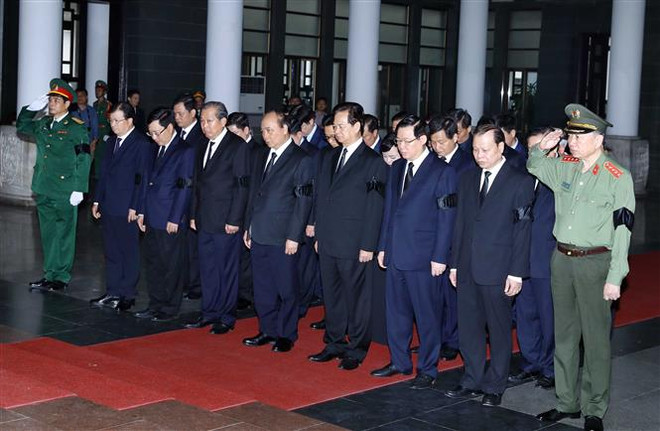Les dirigeants rendent hommage au lieutenant-général Dông Sy Nguyên ảnh 2 Les dirigeants rendent hommage au lieutenant-général Dông Sy Nguyên ảnh 2