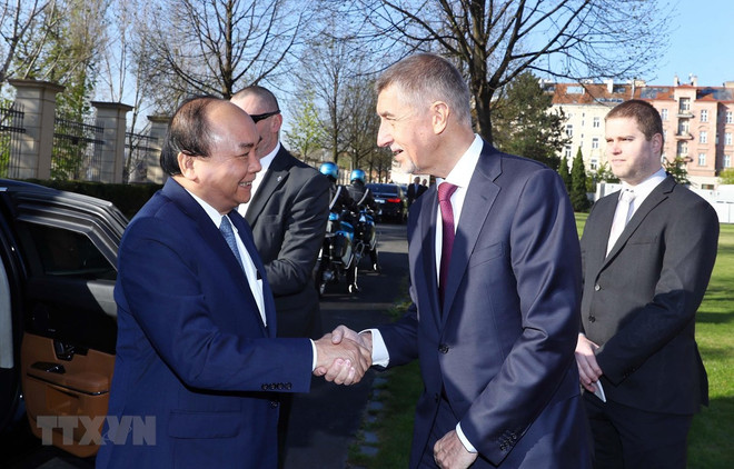 La cérémonie d'accueil officielle du Premier ministre Nguyen Xuan Phuc à Prague ảnh 1 La cérémonie d'accueil officielle du Premier ministre Nguyen Xuan Phuc à Prague ảnh 1