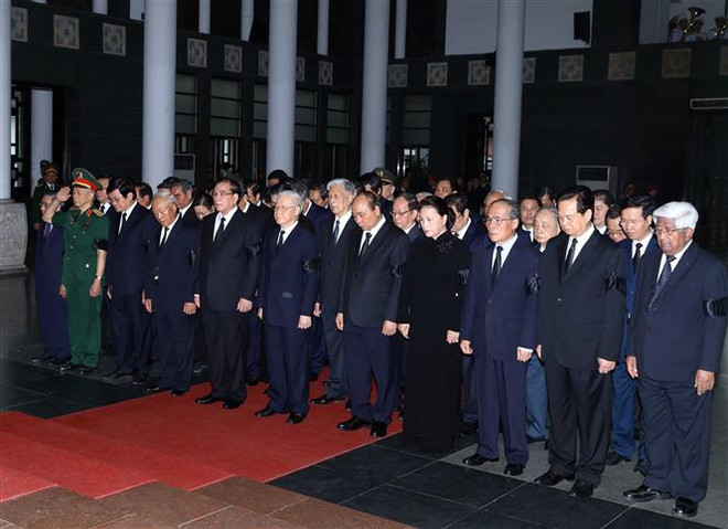Les dirigeants rendent hommage au lieutenant-général Dông Sy Nguyên ảnh 1 Les dirigeants rendent hommage au lieutenant-général Dông Sy Nguyên ảnh 1