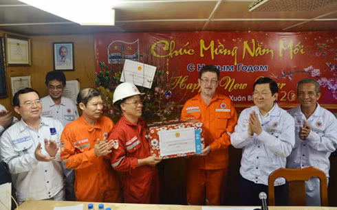Têt : M. Truong Tan Sang présente ses vœux à des cadres de Vietsovpetro ảnh 2