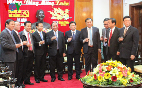 Têt: le vice-Premier ministre Nguyen Xuan Phuc à Da Nang ảnh 1 Têt: le vice-Premier ministre Nguyen Xuan Phuc à Da Nang ảnh 1