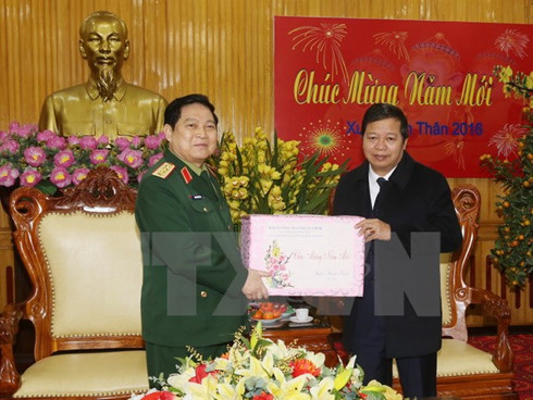 Têt traditionnel : remise de cadeaux à des familles pauvres et à des dignitaires ảnh 2 Têt traditionnel : remise de cadeaux à des familles pauvres et à des dignitaires ảnh 2