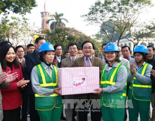 Hoang Trung Hai présente ses vœux du Têt aux travailleurs de la capitale ảnh 1 Hoang Trung Hai présente ses vœux du Têt aux travailleurs de la capitale ảnh 1