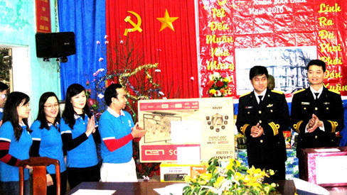 Visite printanière à Truong Sa, Côn Co et Bach Long Vi ảnh 2 Visite printanière à Truong Sa, Côn Co et Bach Long Vi ảnh 2