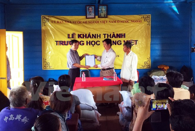 Inauguration d’une école flottante pour les enfants de Viet kieu au Cambodge ảnh 1