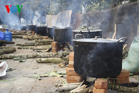Des gâteaux de riz gluant pour les personnes dans le besoin ảnh 2 Des gâteaux de riz gluant pour les personnes dans le besoin ảnh 2