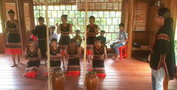 Un Kinh défenseur des valeurs Ede ảnh 1 Un Kinh défenseur des valeurs Ede ảnh 1