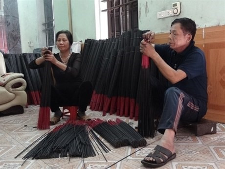 Bac Ninh : Les bâtonnets d’encens noirs du village de Choa ảnh 1 Bac Ninh : Les bâtonnets d’encens noirs du village de Choa ảnh 1