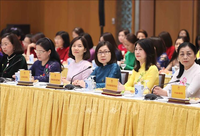  Le vice-Premier ministre Lê Minh Khai félécite des intellectuelles exemplaires ảnh 2