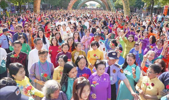 Plus de 5.000 personnes à un défilé de l’"ao dai" à Ho Chi Minh-Ville ảnh 1 Plus de 5.000 personnes à un défilé de l’"ao dai" à Ho Chi Minh-Ville ảnh 1