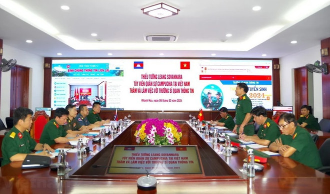 Le Vietnam et le Cambodge coopèrent dans la formation d’officiers des transmissions ảnh 1