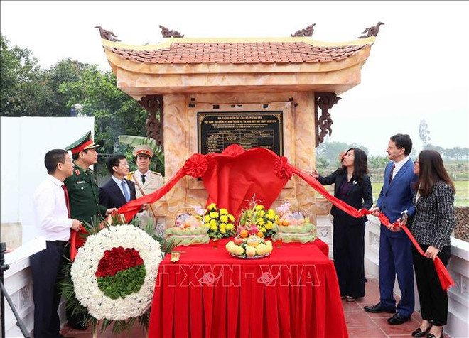 Hommage aux victimes vietnamiennes et algériennes du crash de 1974 à Hanoi ảnh 1