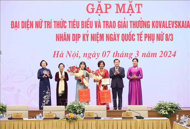  Le vice-Premier ministre Lê Minh Khai félécite des intellectuelles exemplaires ảnh 1