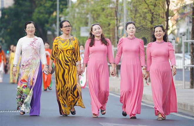 Plus de 5.000 personnes à un défilé de l’"ao dai" à Ho Chi Minh-Ville ảnh 2 Plus de 5.000 personnes à un défilé de l’"ao dai" à Ho Chi Minh-Ville ảnh 2