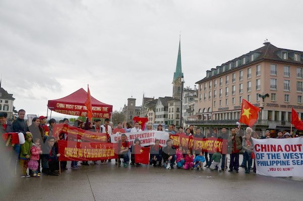 Manifestation en Suisse contre les actes illégaux de la Chine en Mer Orientale ảnh 1 Manifestation en Suisse contre les actes illégaux de la Chine en Mer Orientale ảnh 1