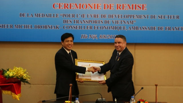 Le conseiller économique de l’ambassade de France au Vietnam à l'honneur ảnh 1 Le conseiller économique de l’ambassade de France au Vietnam à l'honneur ảnh 1