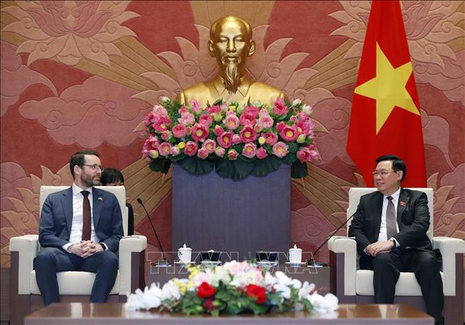 Le président de l'AN Vuong Dinh Hue reçoit l'ambassadeur du Royaume-Uni au Vietnam ảnh 1 Le président de l'AN Vuong Dinh Hue reçoit l'ambassadeur du Royaume-Uni au Vietnam ảnh 1