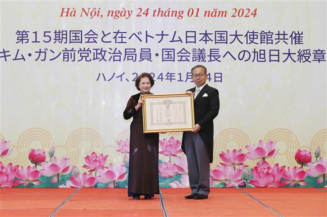 L’ancienne présidente de l’AN Nguyen Thi Kim Ngan reçoit l'Ordre du Soleil Levant du Japon ảnh 1 L’ancienne présidente de l’AN Nguyen Thi Kim Ngan reçoit l'Ordre du Soleil Levant du Japon ảnh 1